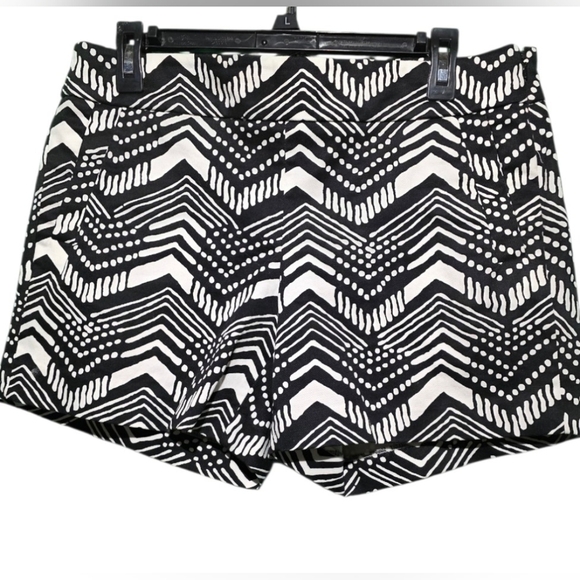 J. Crew Pants - J. Crew Black and White Zigzag High Waist Shorts Size 8 - 34 Waist 5 Inseam EUC